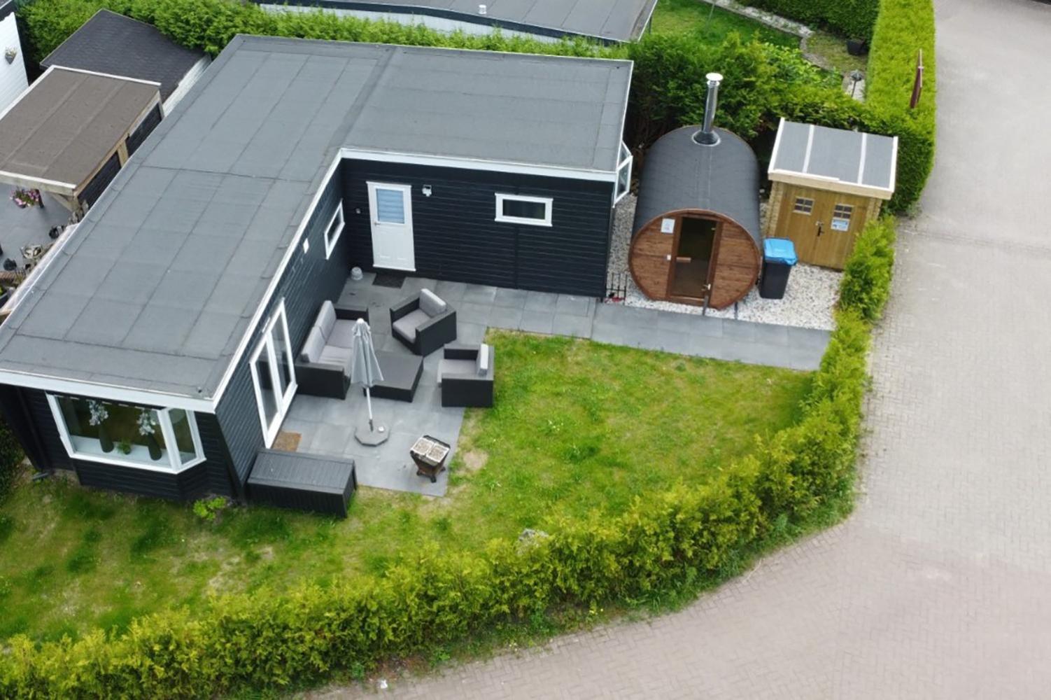 Veluwe Vakanties: Chalet Retreat with Private Sauna in National Park Putten Exterior photo